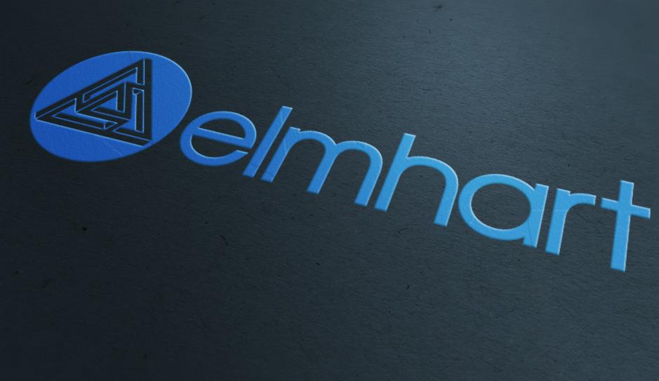 Błękitne logo 'Elmhart' z geometrycznym symbolem na ciemnym, teksturowanym tle. Efekt tłoczenia podkreśla trójwymiarowość napisu i grafiki.