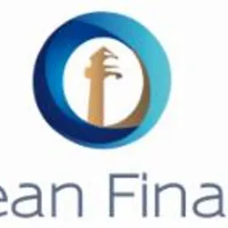 Logo Ocean Finance: błękitny okrąg z latarnią morską w środku, poniżej nazwa firmy w kolorze szarym. Czysty, nowoczesny design.