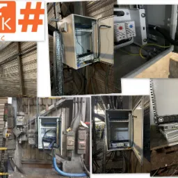 Zestawienie zdjęć szaf sterowniczych w hali przemysłowej, widoczne okablowanie, listwy zasilające, oraz pracownik na drabinie przy instalacji elektrycznej.