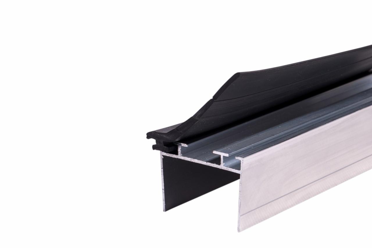 Szczegół uszczelki dolnej bramy garażowej: czarna guma przylegająca do srebrnego profilu aluminiowego. Widoczne mocowanie i przekrój poprzeczny elementu.