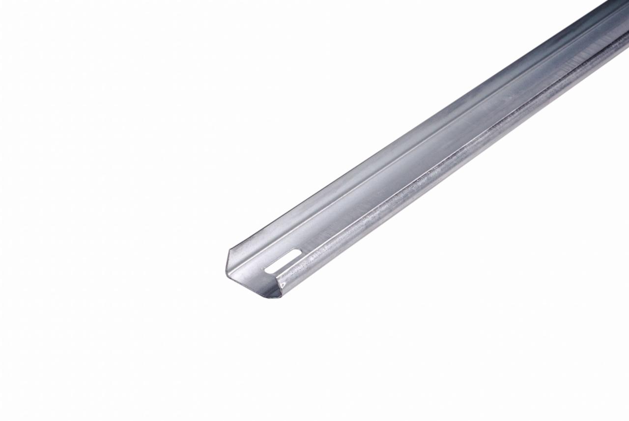 Metalowy profil, prawdopodobnie stalowy, z otworem, leżący ukośnie na białym tle. Element konstrukcyjny bramy garażowej, widok z bliska.