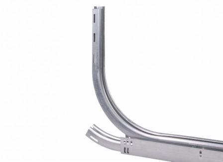 Metalowa prowadnica do bramy garażowej, zakrzywiona, z otworami montażowymi, na białym tle. Element konstrukcyjny systemu bram garażowych.