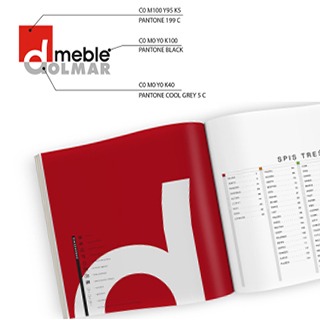 Otwarty katalog meblowy z logo 'd meble COLMAR' i specyfikacją kolorów Pantone. Czerwona okładka, białe strony ze spisem treści. Widok z góry, ostre światło.