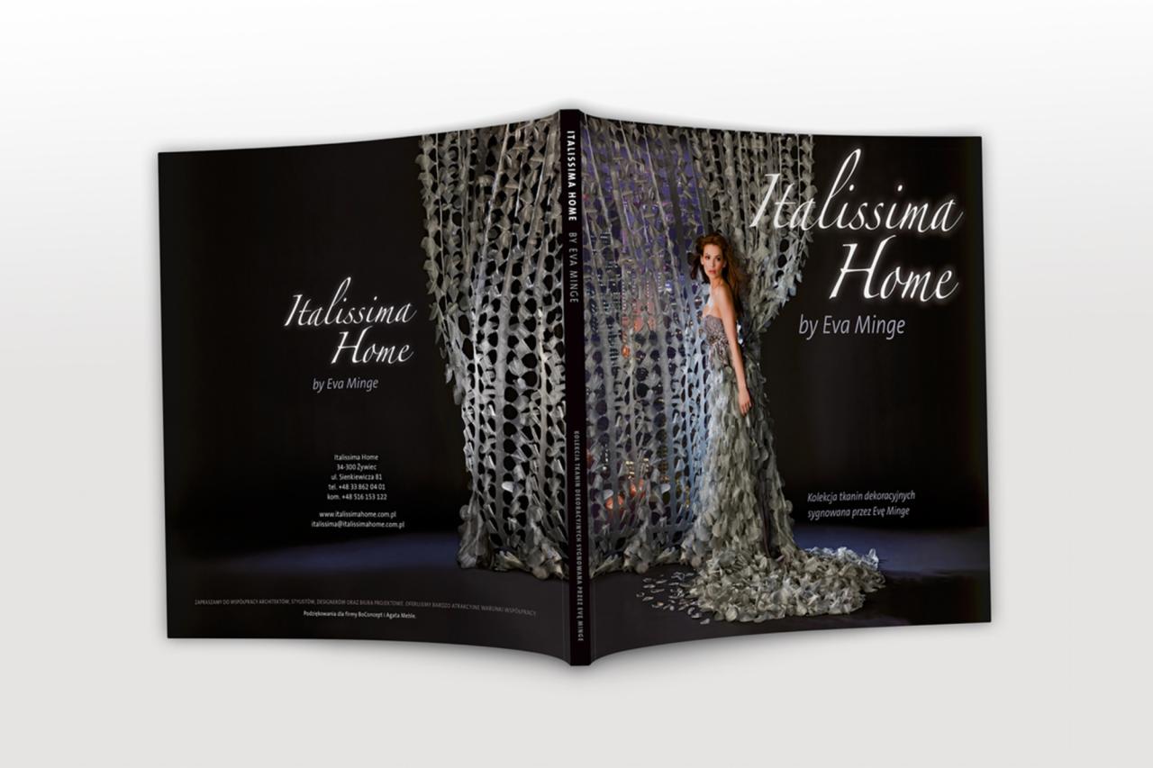 Okładka katalogu Italissima Home by Eva Minge prezentująca kolekcję tkanin dekoracyjnych z modelką w sukni z tej samej tkaniny na tle aranżacji z tych tkanin.