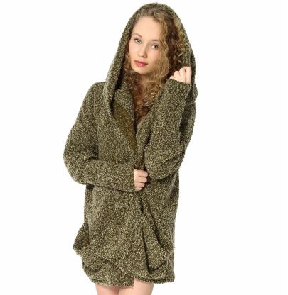 Kobieta w długim, dzianinowym kardiganie z kapturem w odcieniach zieleni i beżu. Kardigan ma duże kieszenie i luźny krój. Jasne tło.