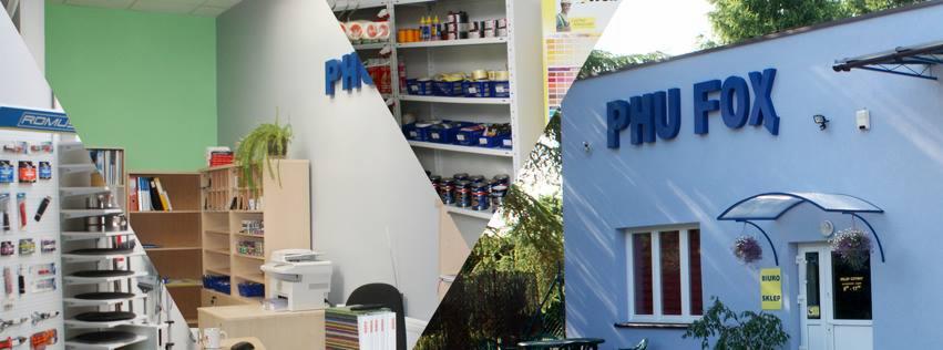 Wnętrze sklepu z artykułami do wykończenia wnętrz, regały z farbami i akcesoriami do malowania, oraz widok na elewację budynku z logo 'PHU FOX'.