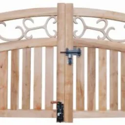 Dwuskrzydłowa brama wjazdowa z jasnego drewna, zdobiona metalowymi elementami w stylu retro i ażurowym wzorem w górnej części, widok frontalny na białym tle.