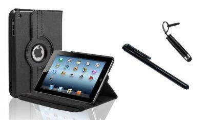 Czarny iPad w skórzanym etui, z rysikami obok. Tablet ustawiony w pozycji stojącej, ekran wyświetla ikonki aplikacji. Akcesoria do urządzeń mobilnych.