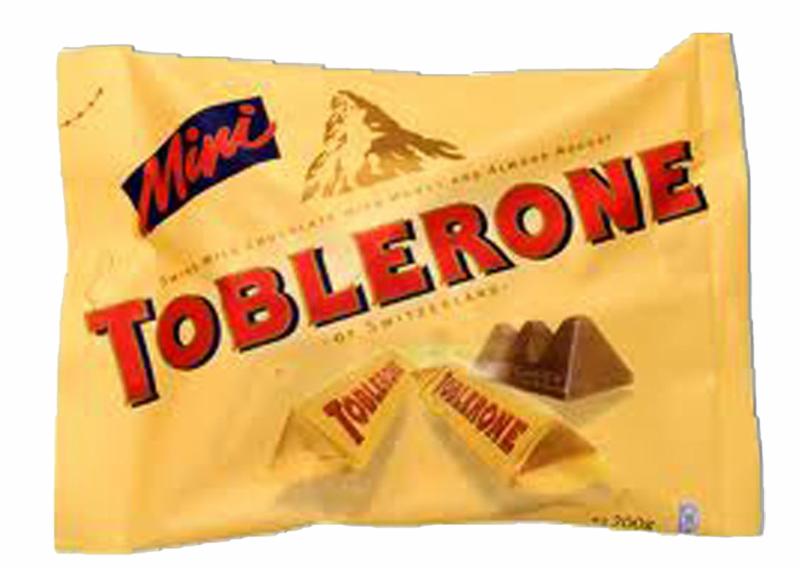 Żółte opakowanie mini czekoladek Toblerone z widocznymi kawałkami czekolady i logo marki. Słodki przysmak z Szwajcarii, idealny na podróż busem.