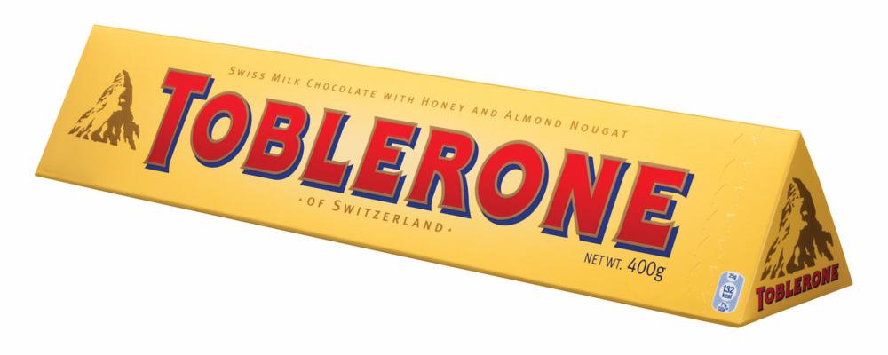 Żółte opakowanie szwajcarskiej czekolady Toblerone o wadze 400g, z logo góry Matterhorn i czerwonym napisem nazwy produktu.