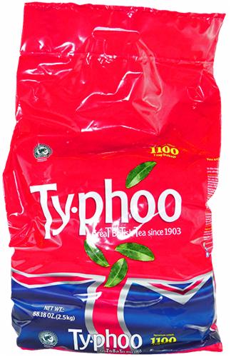 Czerwona, foliowa torba herbaty Typhoo 1100. Widoczne logo i liście herbaty. Torba pełna, gotowa do transportu i konsumpcji.