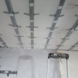 Pewna zabudowa, każdy wieszak na 2 kołki co 40cm