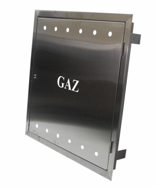 Metalowa szafka gazowa z napisem 'GAZ' i otworami wentylacyjnymi, widoczna pod kątem na białym tle.