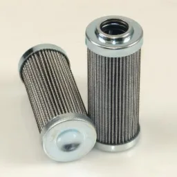 Dwa filtry hydrauliczne z metalową siatką i srebrnymi końcówkami na jasnym tle. Jeden leży, drugi stoi pionowo, ukazując detale konstrukcji.