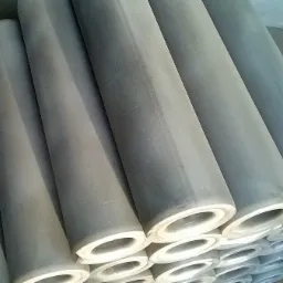 Stos rur stalowych po obróbce, prawdopodobnie po piaskowaniu, ułożonych równolegle, widoczne przekroje.