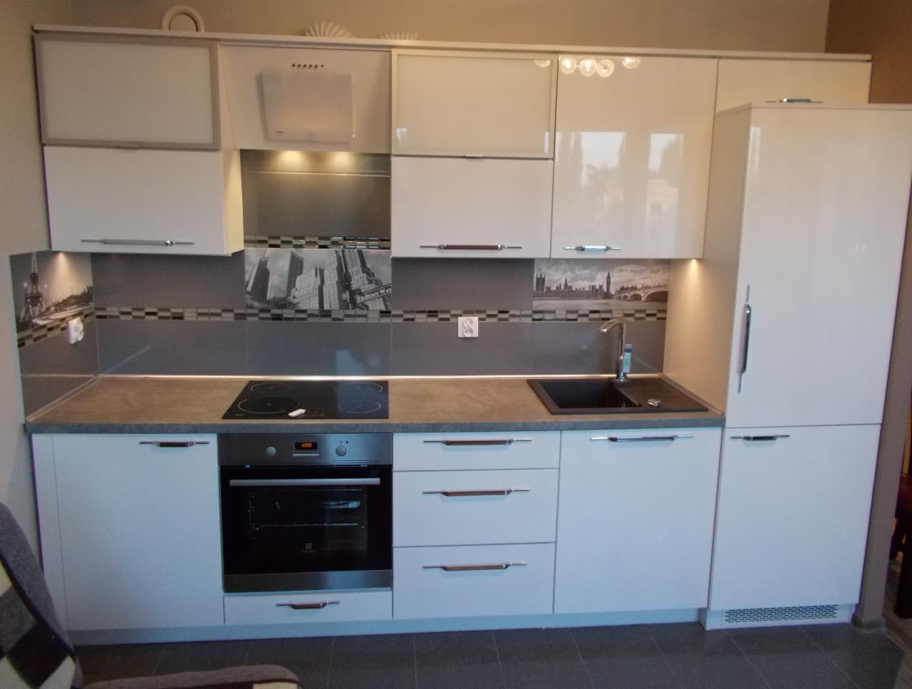 kuchnia biała szuflady cichy domyk góra klapy