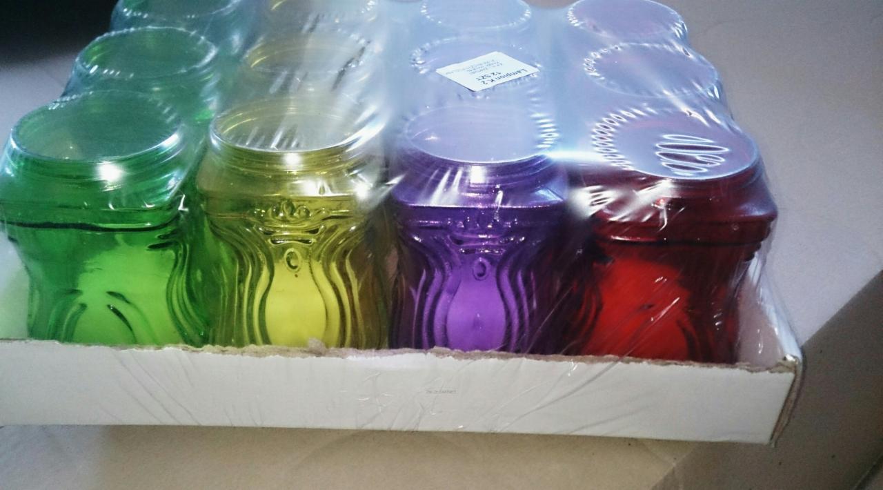 Zestaw kolorowych szklanek w plastikowym opakowaniu, widoczne odcienie zieleni, żółci, fioletu i czerwieni.