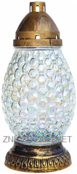 Szklany znicz w kształcie gruszki z metalową, postarzaną, złotą podstawą i nakryciem, o fakturze przypominającej plaster miodu, na białym tle.