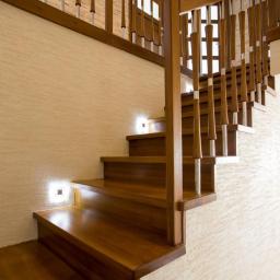 schody dębowe z pełną podstopnicą