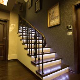 dąb szczotkowany z marmurowymi podstopnicami