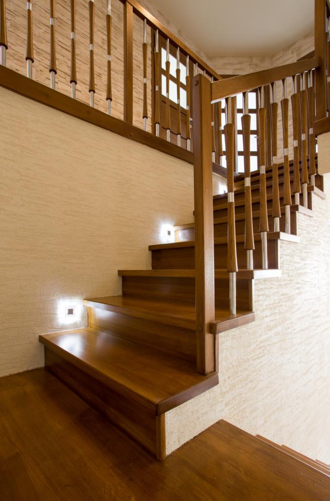 schody dębowe z pełną podstopnicą