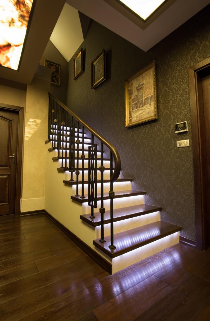 dąb szczotkowany z marmurowymi podstopnicami