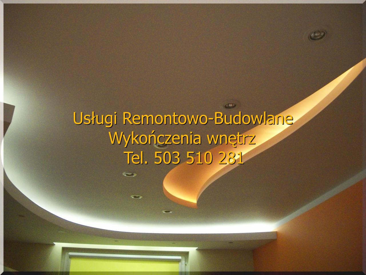 Sufit podwieszany z dekoracyjnymi zabudowami G-K, oświetlenie LED w kształcie łuku, okrągłe lampy sufitowe w beżowym pomieszczeniu.