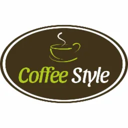 Logo firmy Coffee Style przedstawiające stylizowaną filiżankę kawy w kolorze limonkowym, umieszczone na brązowym owalu z białym obramowaniem.