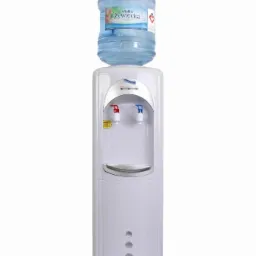 Biały dystrybutor wody z butlą wody mineralnej Żywiec Zdrój, widoczne krany z ciepłą i zimną wodą.