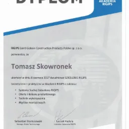 Dyplom ukończenia szkolenia RIGIPS przez Tomasza Skowronka, potwierdzony przez RIGIPS Saint-Gobain Construction Products Polska sp. z o.o., z zakresu systemów suchej zabudowy, ofert i doboru...