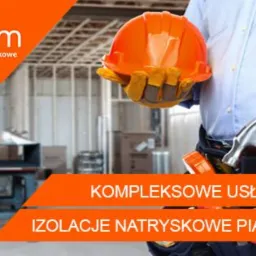 Pracownik budowlany trzymający kask i młotek na tle szkieletu domu w trakcie budowy, widoczne materiały izolacyjne i logo firmy budowlanej Ecotom.