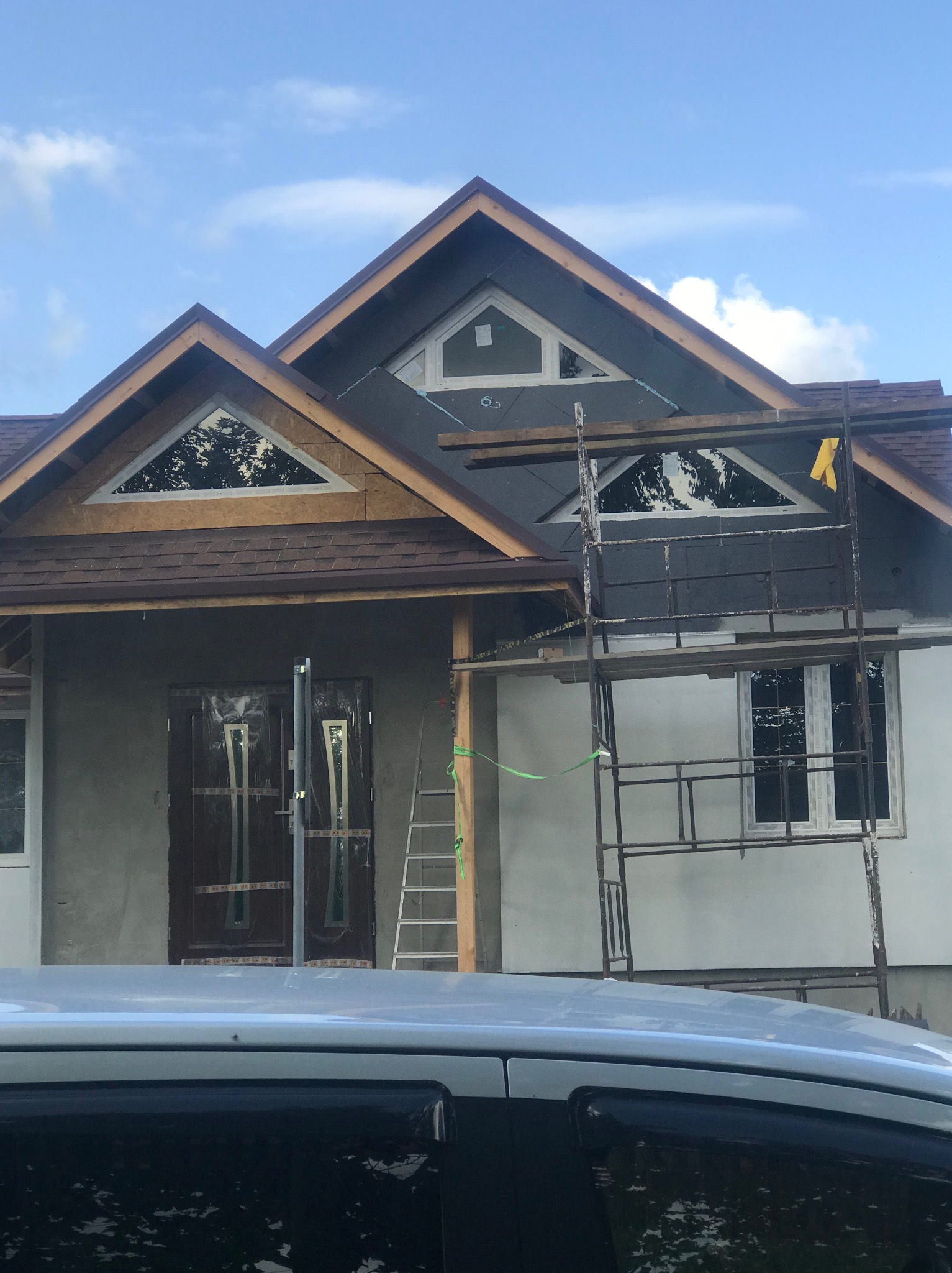 Rozbudowa domu wraz z montazem gontu bitumicznego