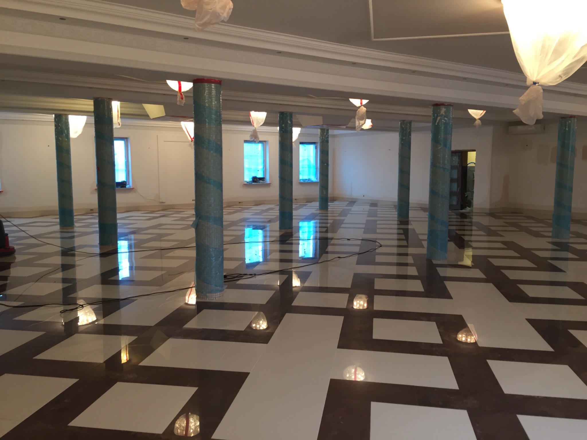 Sala weselna montaz gresu.