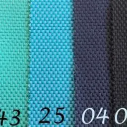 Próbki tkanin w różnych kolorach, z widoczną strukturą i numeracją kolorów. Prezentacja asortymentu w hurtowni tkanin.