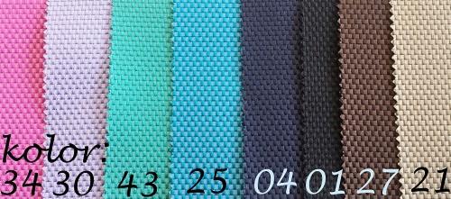 Próbki tkanin w różnych kolorach, z widoczną strukturą i numeracją kolorów. Prezentacja asortymentu w hurtowni tkanin.