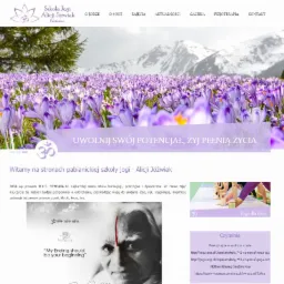 Strona internetowa szkoły jogi Alicji Jóźwiak z motywem fioletowych krokusów i gór w tle. Logo w lewym górnym rogu, hasło: Uwolnij swój potencjał, żyj pełnią życia.