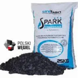 Worek ekogroszku Spark 25kg z widocznym napisem 'Polski Węgiel' i bryłki węgla na białym tle. Paliwo do kotłów retortowych.