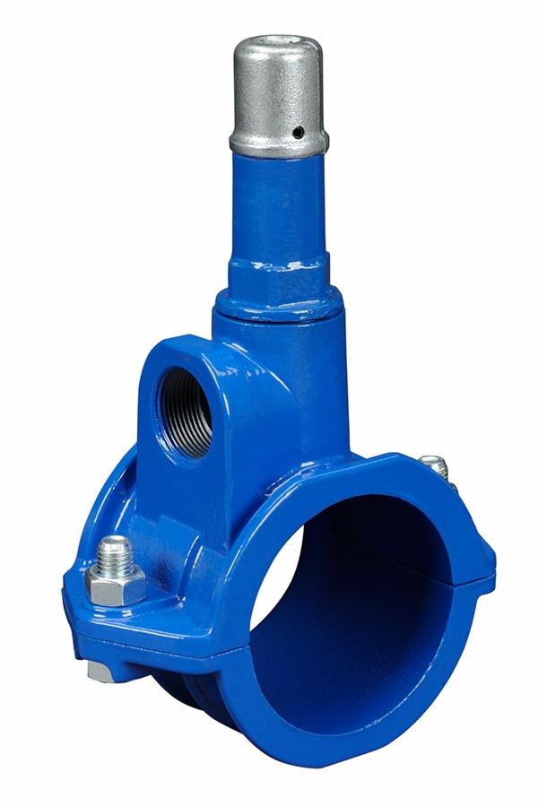 Niebieska obejma do rur z gwintowanym wyjściem, mocowana śrubami. Element instalacji sanitarnej, widok z przodu na białym tle.