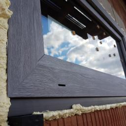 Okno Rehau Synego w kolorze Kaleido Woodec - Sheffield Oak Concrete