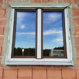 Okno Rehau Synego z ciepłym parapetem oraz ciepłym montażem Soudal