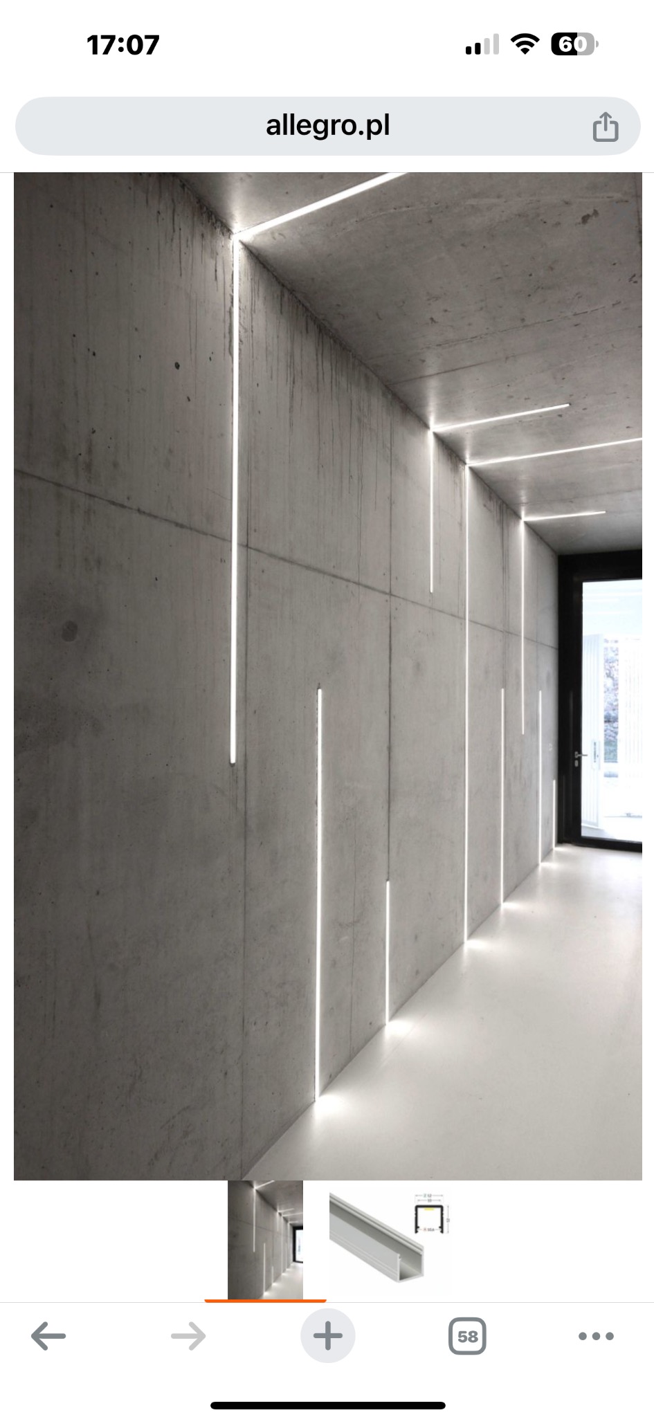 Betonowa ściana z wbudowanymi pionowymi i poziomymi liniami świetlnymi, dającymi nowoczesny efekt oświetleniowy w korytarzu. Minimalistyczny design.