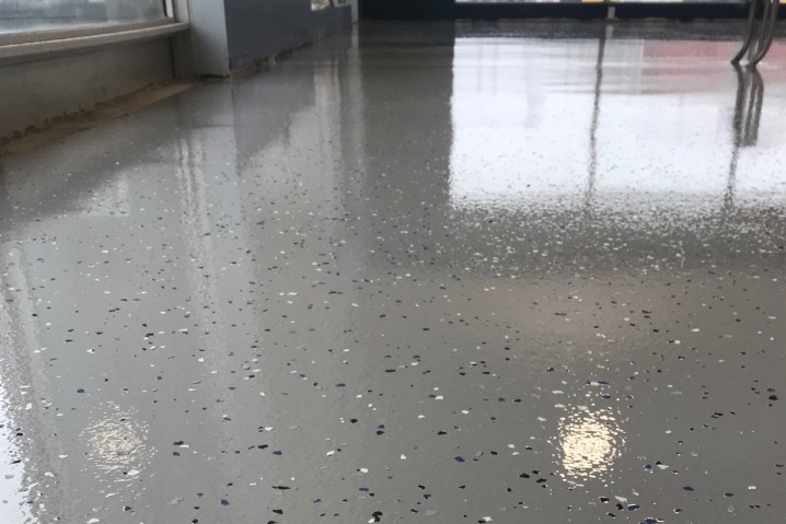 Posadzka żywiczna z płatkami