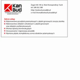 Klatka schodowa w trakcie wykańczania z ciemnymi płytkami na schodach i podłodze, widok z góry, zabezpieczona barierka, okno z widokiem na zewnątrz.