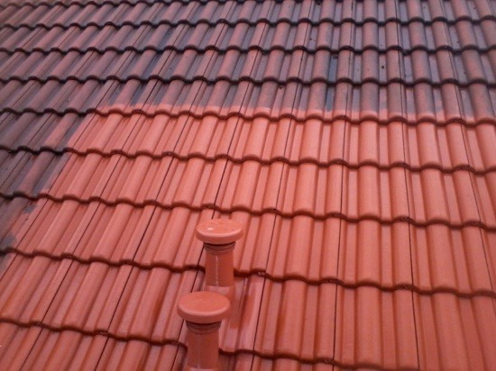 Czerwona dachówka ceramiczna częściowo umyta, widoczne dwa kominki wentylacyjne.