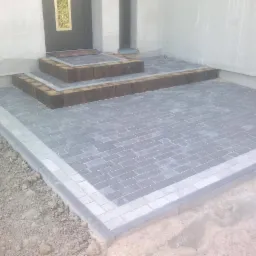 Wejście do budynku z elementami podkładów