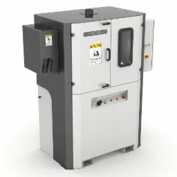 Szaro-biała frezarka CNC z otwartymi drzwiami bocznymi i panelem sterowania, widoczne naklejki ostrzegawcze.