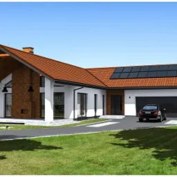 Wizualizacja parterowego domu jednorodzinnego z garażem, panelami słonecznymi na dachu i elementami wykończenia z cegły klinkierowej, prezentowana w słoneczny dzień.