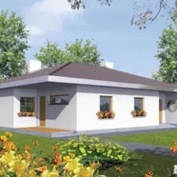 Projekt domu jednorodzinnego z białymi ścianami, brązowym dachem i okrągłymi oknami, otoczony zielenią i kwiatami. Widoczny fragment logo w prawym dolnym rogu.