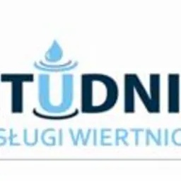 Logo firmy Studnia Usługi Wiertnicze, z motywem kropli wody nad stylizowaną literą U. Napis w kolorach niebieskich, na białym tle.