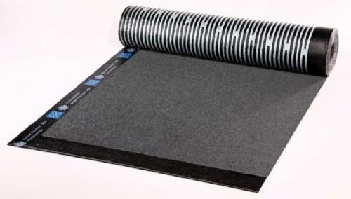 Rolka papy dachowej w czarno-srebrne paski, częściowo rozwinięta na białym tle. Widoczna struktura materiału i krawędź z niebieskimi detalami.